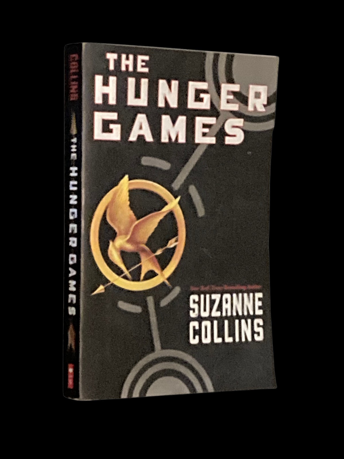 Book: THE HUNGER GAMES by Suzanne Collins Paperback NEW