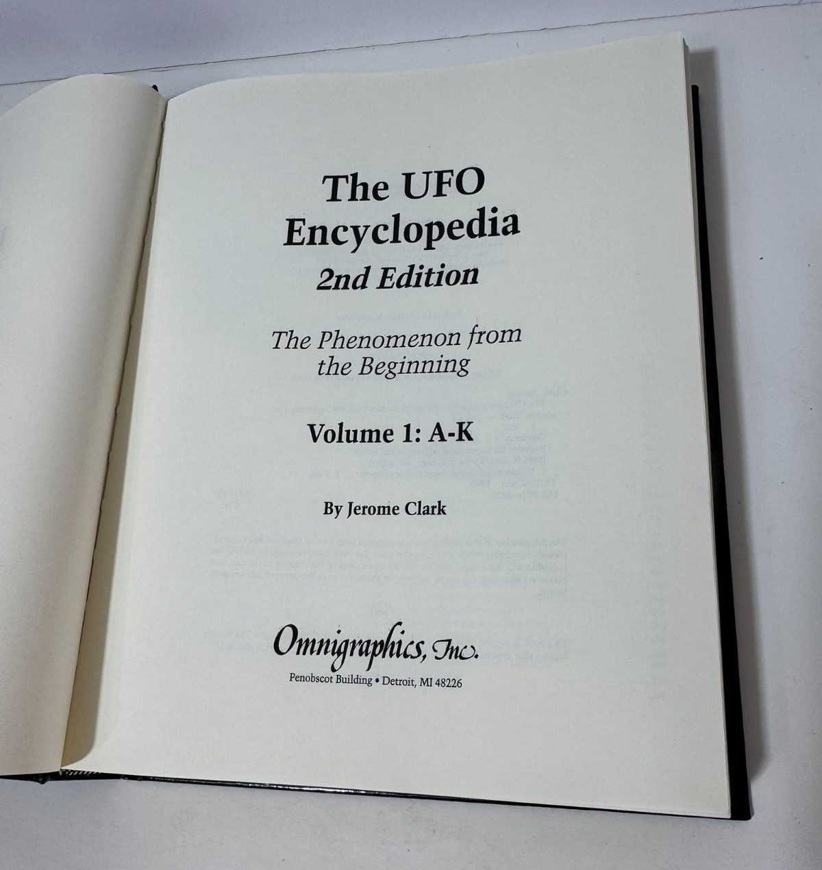 The UFO Encyclopedia The Phenomenon from the Beginning Volume 1 Jerome Clark