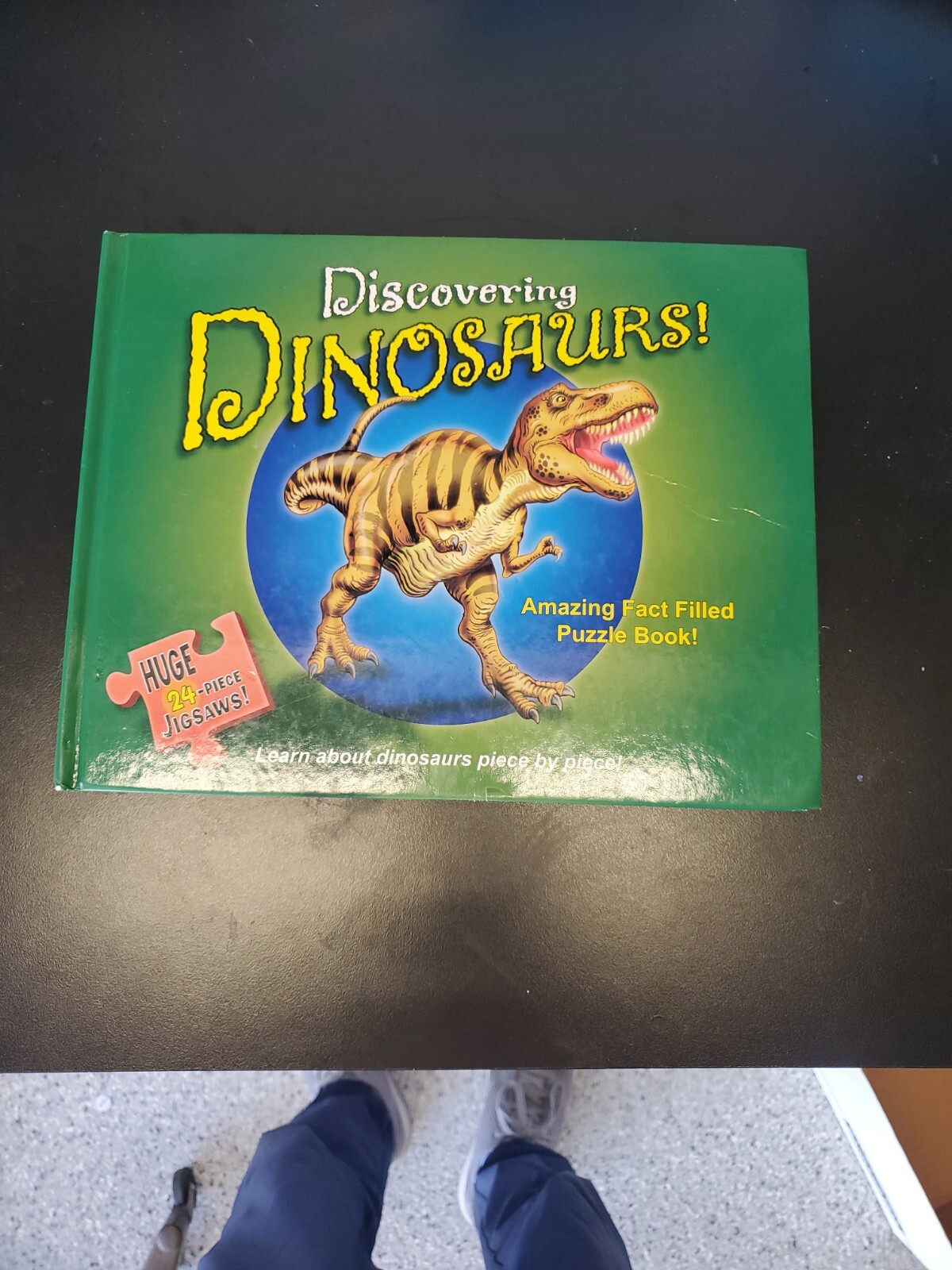 Discovering dinosaurs Book and 5 jigsaw puzzles