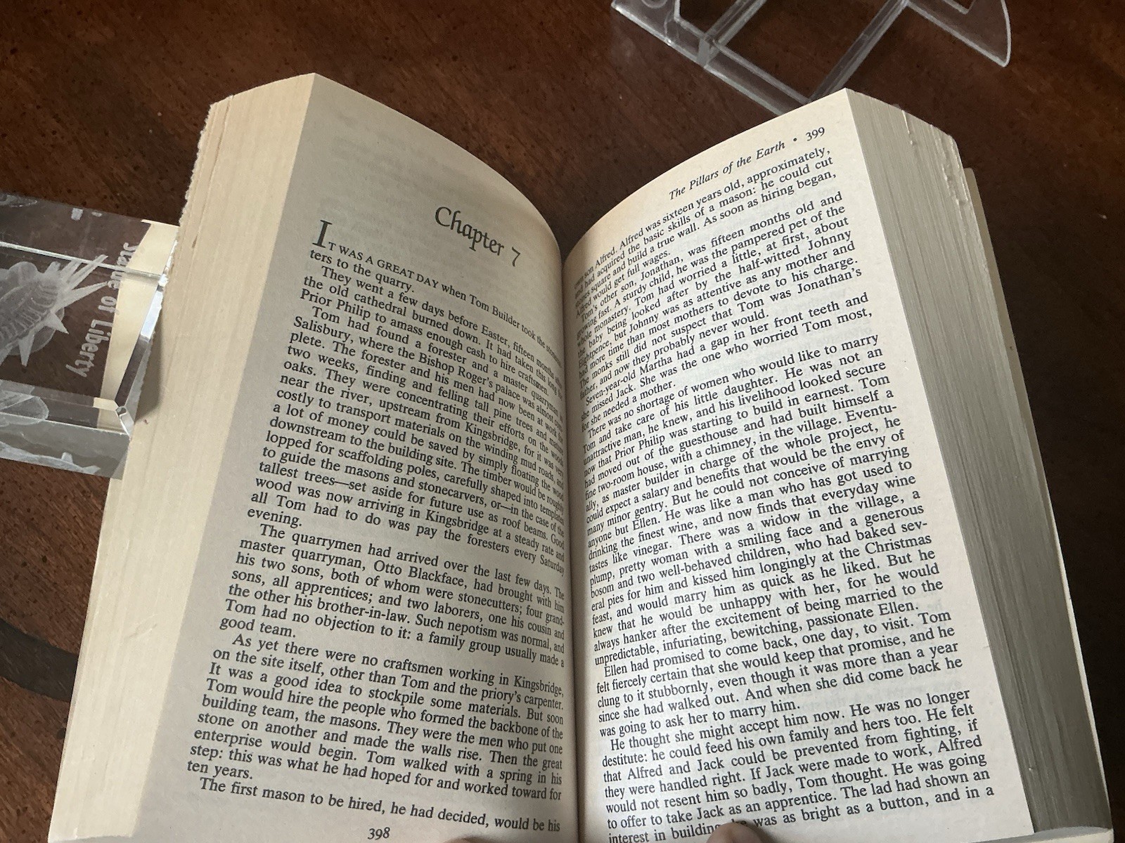 Pillars of the Earth : A Novel by Ken Follett (1990, Mass Market)