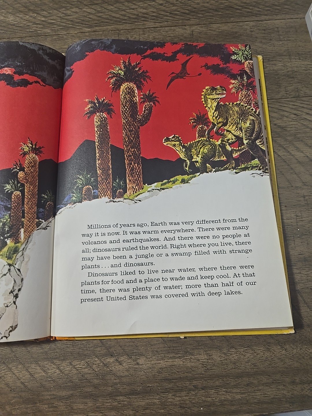 Dinosaurs Giants of the Past by Eileen Daly 1st Ed. 3rd Pr. Golden Press HC 1975