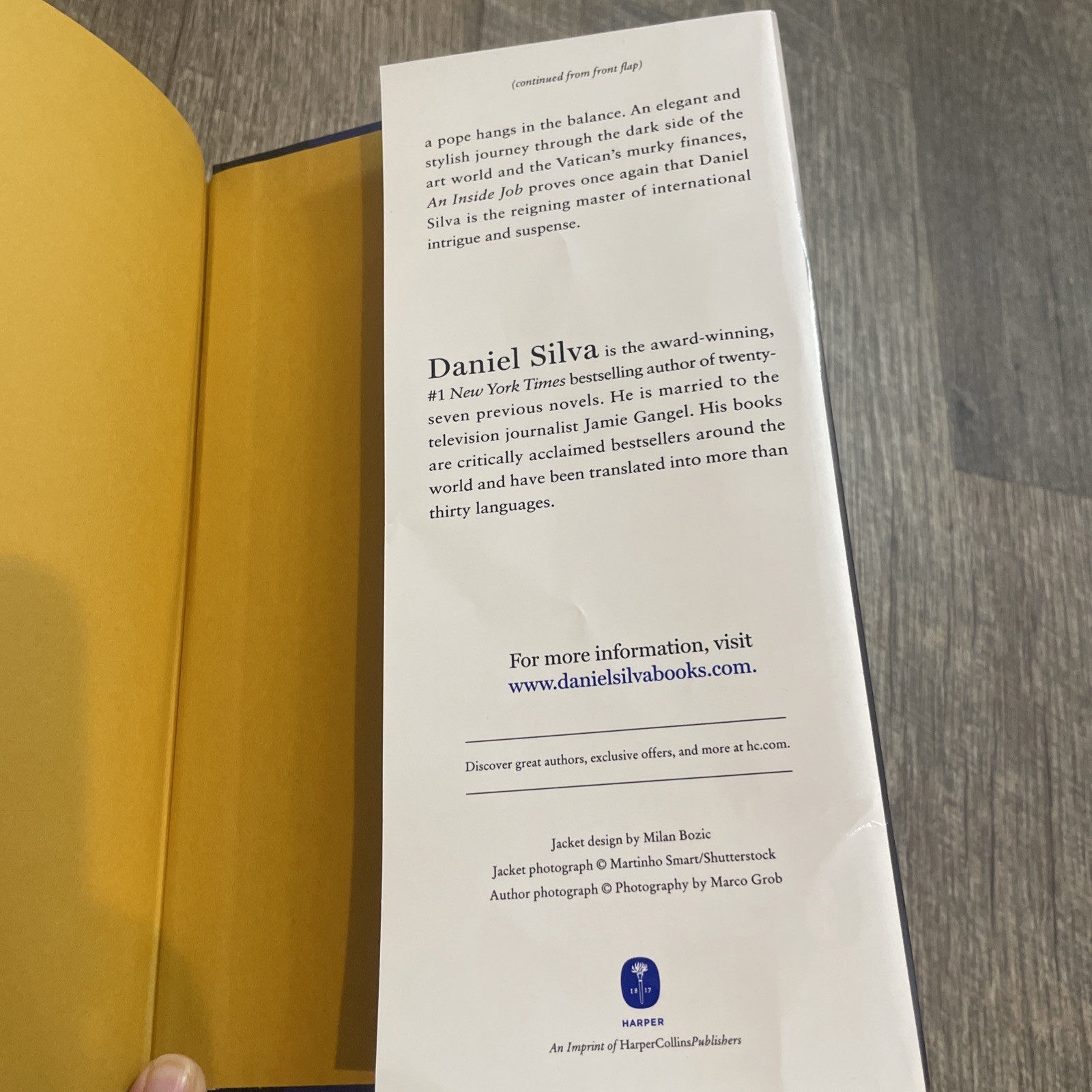 SIGNED First Edition – Inside Job : A Novel by Daniel Silva (2025, Hardcover/DJ)