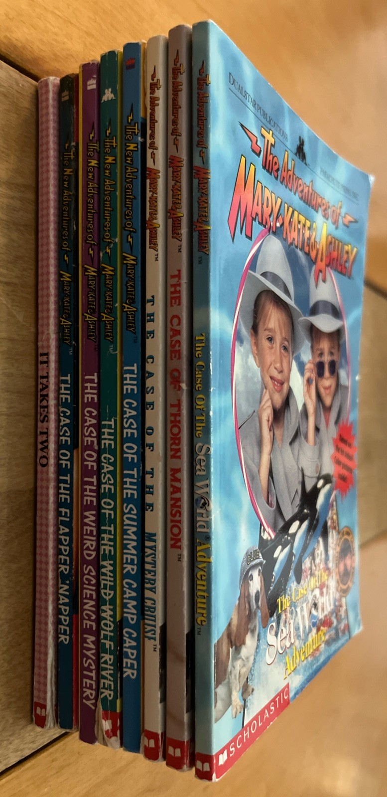 Lot of 8~ Mary Kate and Ashley Paperback Books 1990’s ~ Early 2000’s