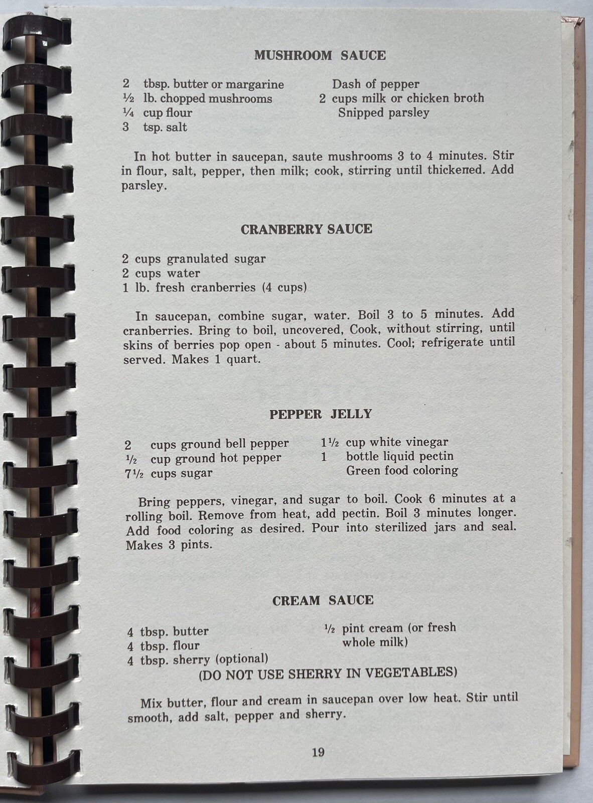 1995 SAVANNAH, GA, MRS. WILKES BOARDING HOUSE FAMOUS RECIPES COOKBOOK 106 PAGES