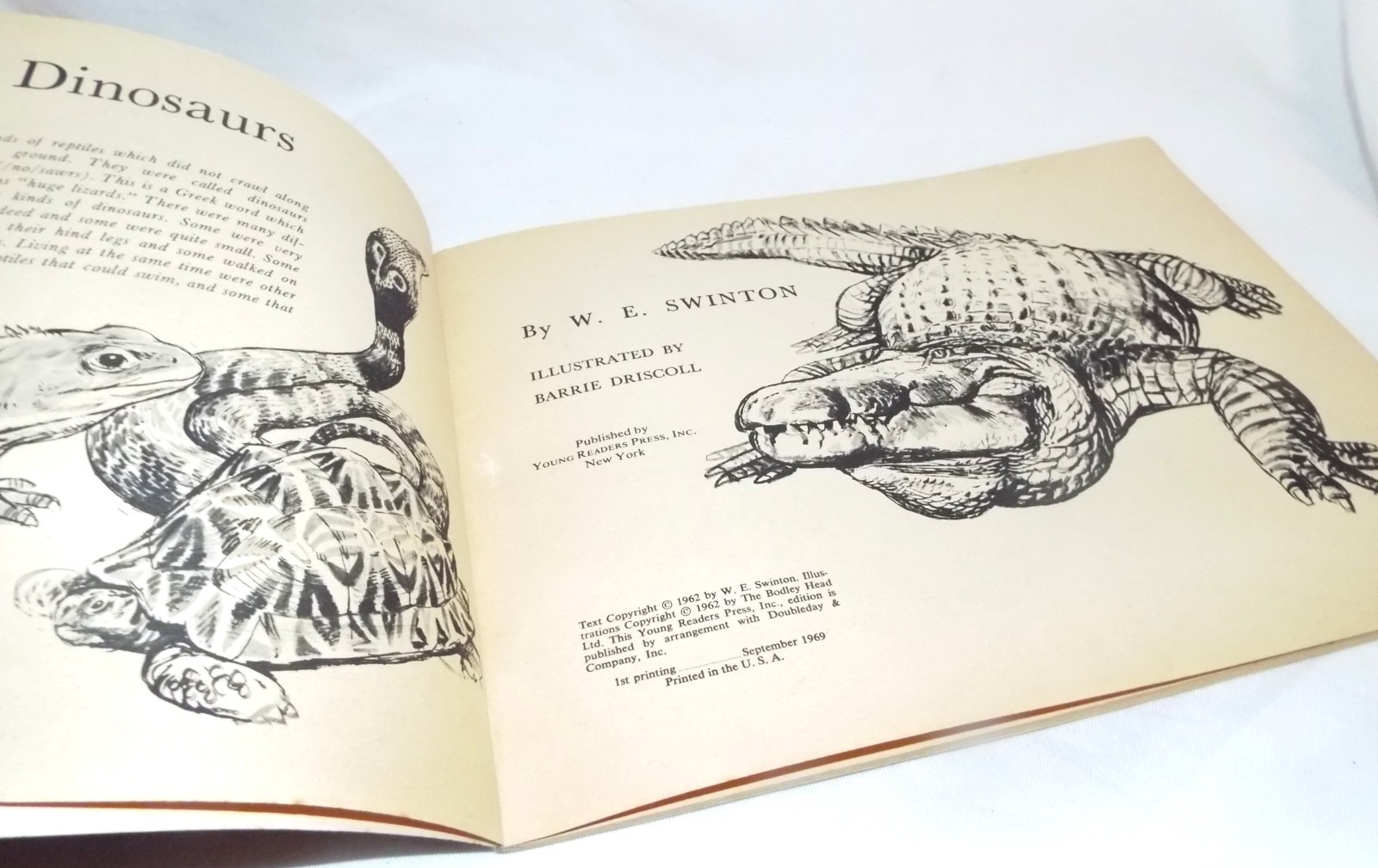 Digging for Dinosaurs by W.E. Swinton 1st Printing September 1969