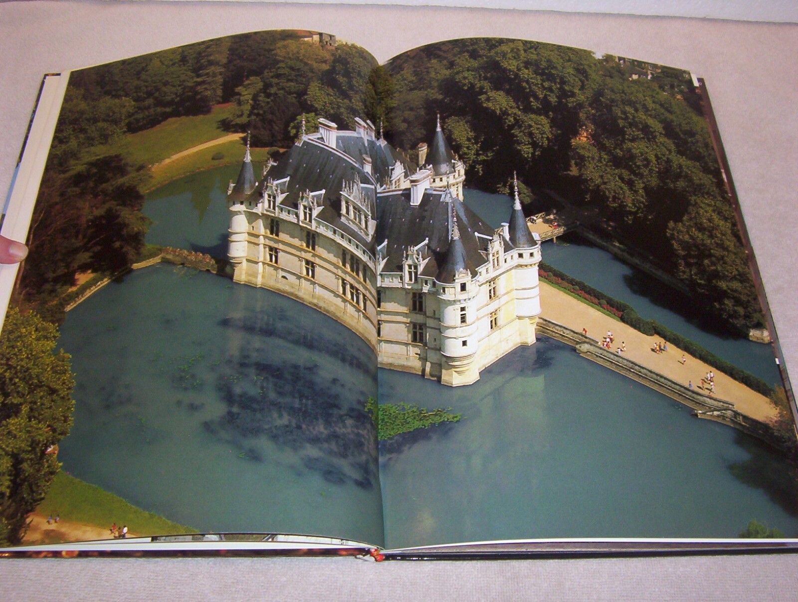Hardcover “THE LOIRE CASTLES” by Armel de Wismes 70 pages – NICE