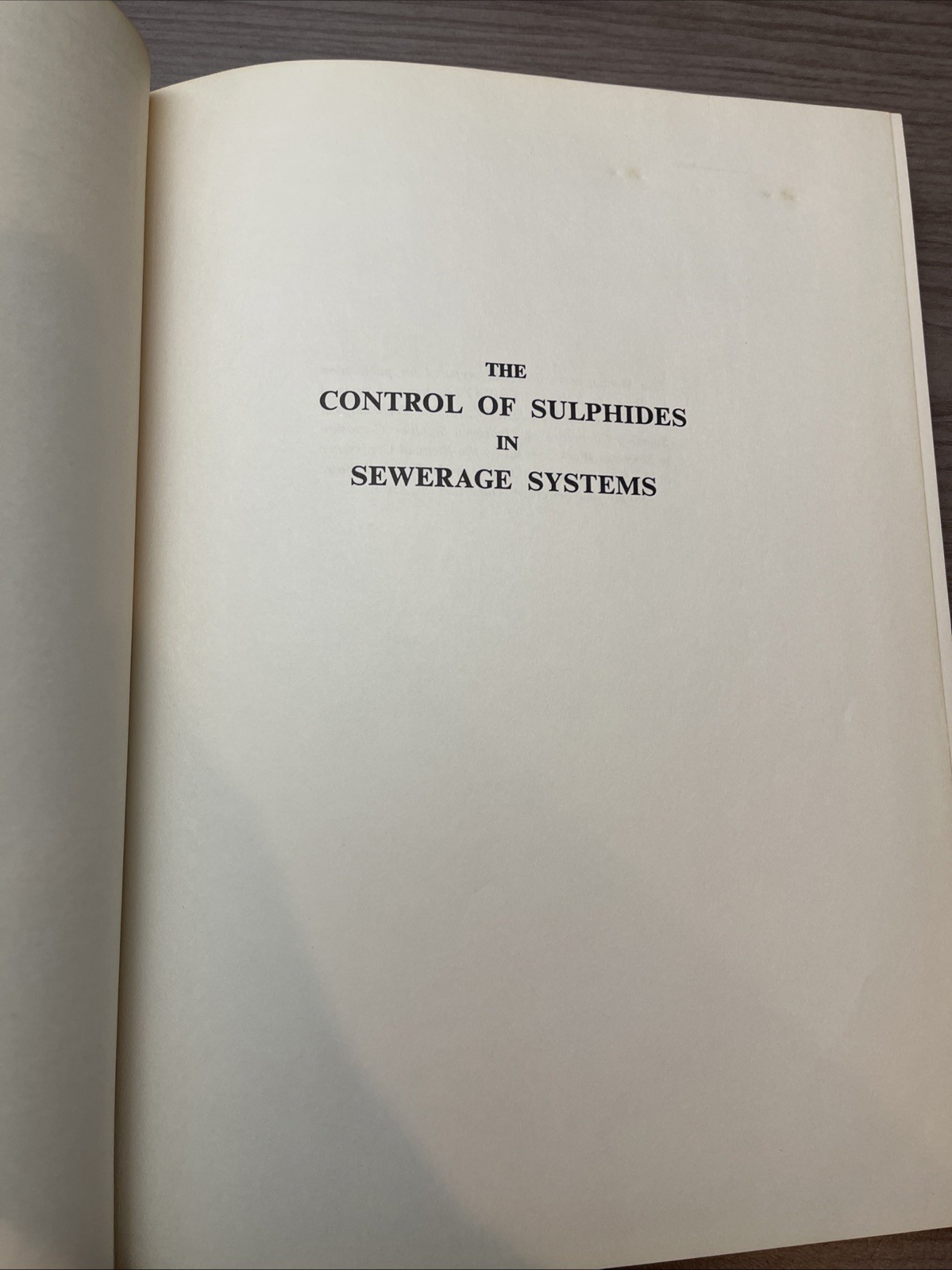 The Control of Sulphides in Sewerage Systems Hardcover D. K. B. Thistlethwayte