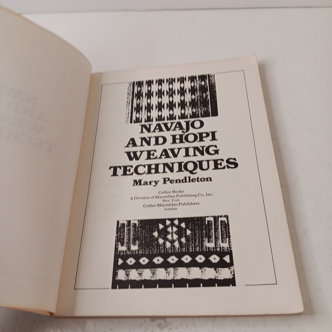 NAVAJO and HOPI WEAVING TECHNIQUES by Mary Pendleton PB (1974)