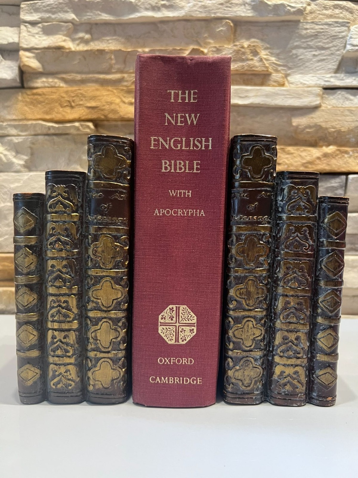 The New English Bible with the Apocrypha Oxford Cambridge 1970 Second Ed HCDJ