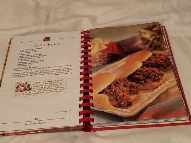 FAVORITE BRAND NAME 100 BEST HAMBURGER RECIPES-2003 SPIRAL BOUND-223 PAGES-VGC