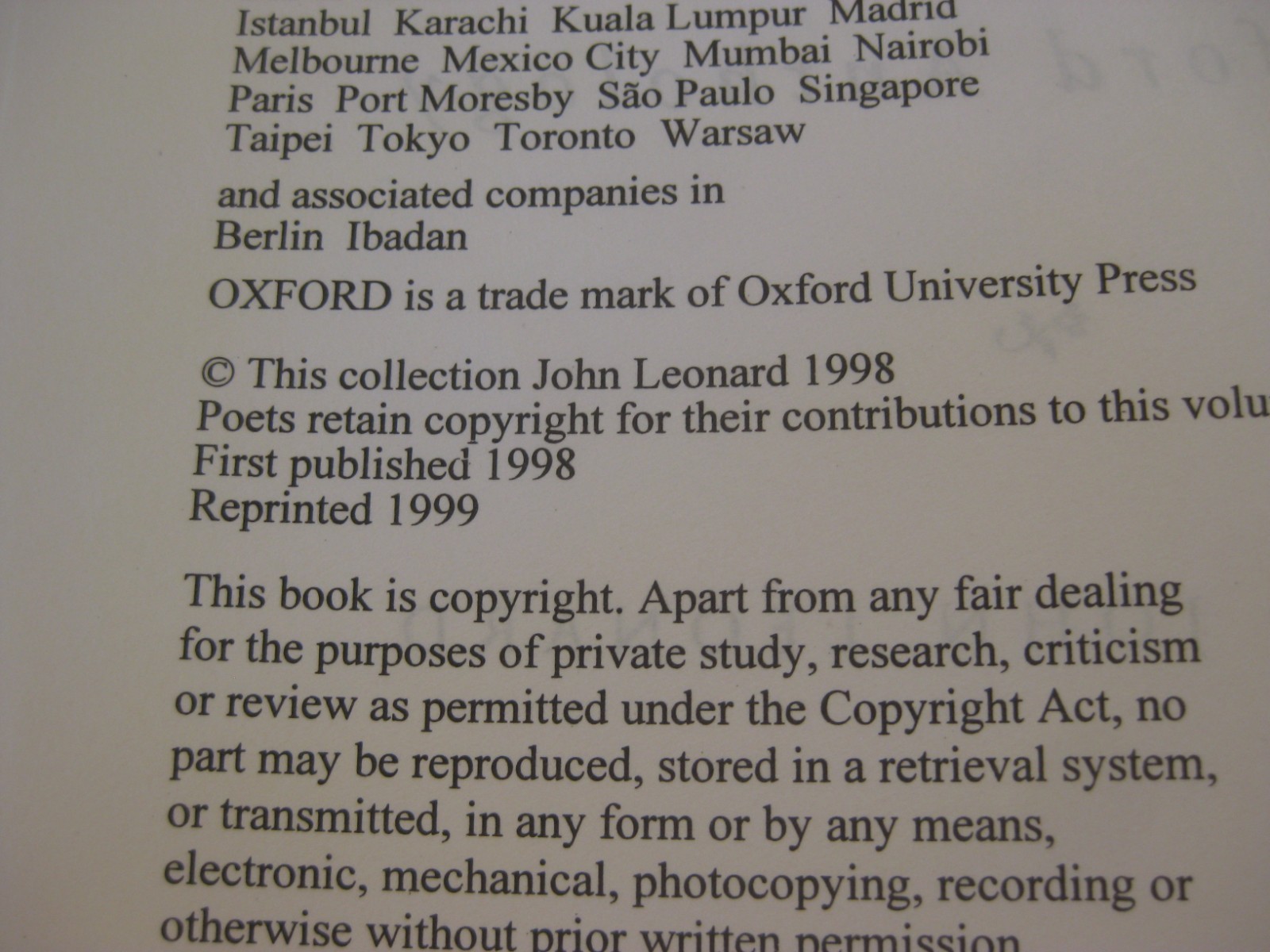 AUSTRALIAN VERSE , AN OXFORD ANTHOLOGY Edited By JOHN LEONARD (1999)
