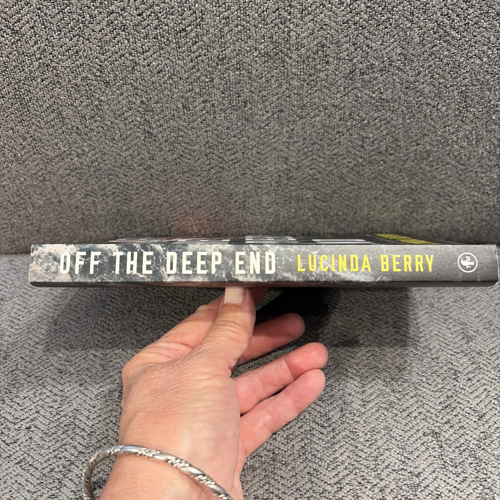 Off the Deep End : A Thriller by Lucinda Berry (2023, Trade Paperback)