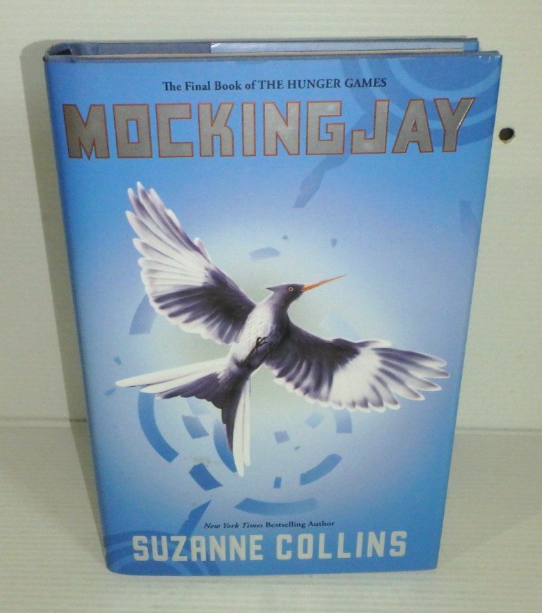 Hunger Games Trilogy + 1 Suzanne Collins & 1000 pc Puzzle (LN) HB w/DJ – 1st