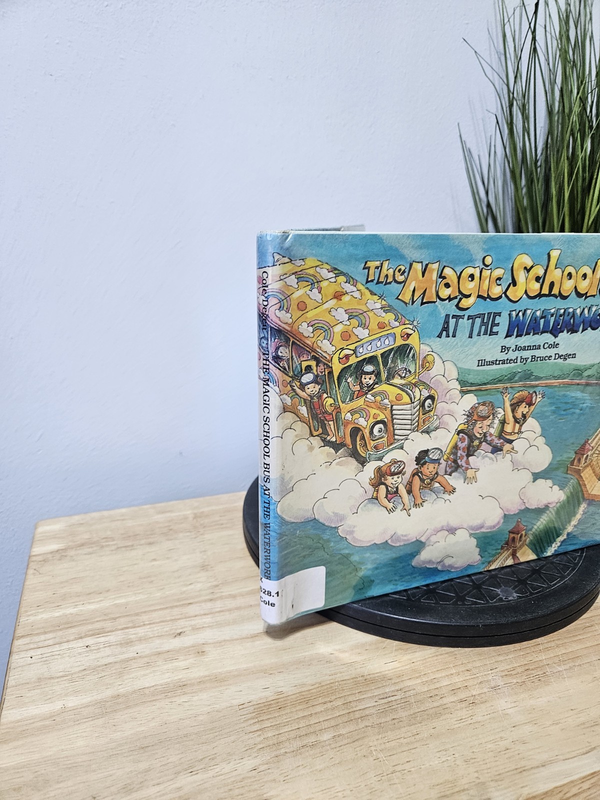 1986 The Magic School Bus at the Waterworks by Joanna Cole and Bruce Degen