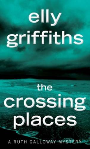 The Crossing Places (Ruth Galloway Mysteries) – Mass Market Paperback – GOOD