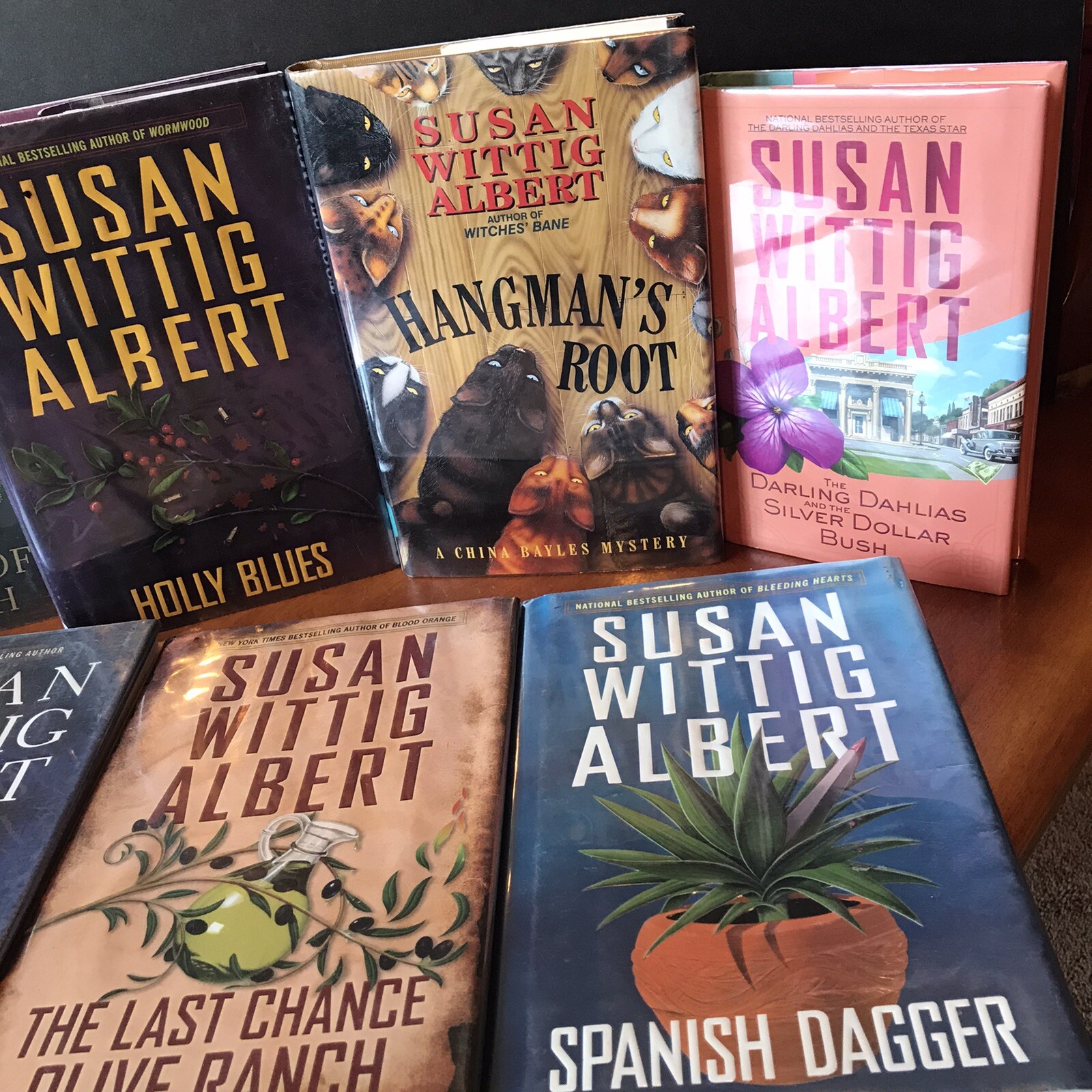 Lot: 7 Susan Wittig Albert Books Holly Blues A Dilly of a Death Indigo Dying