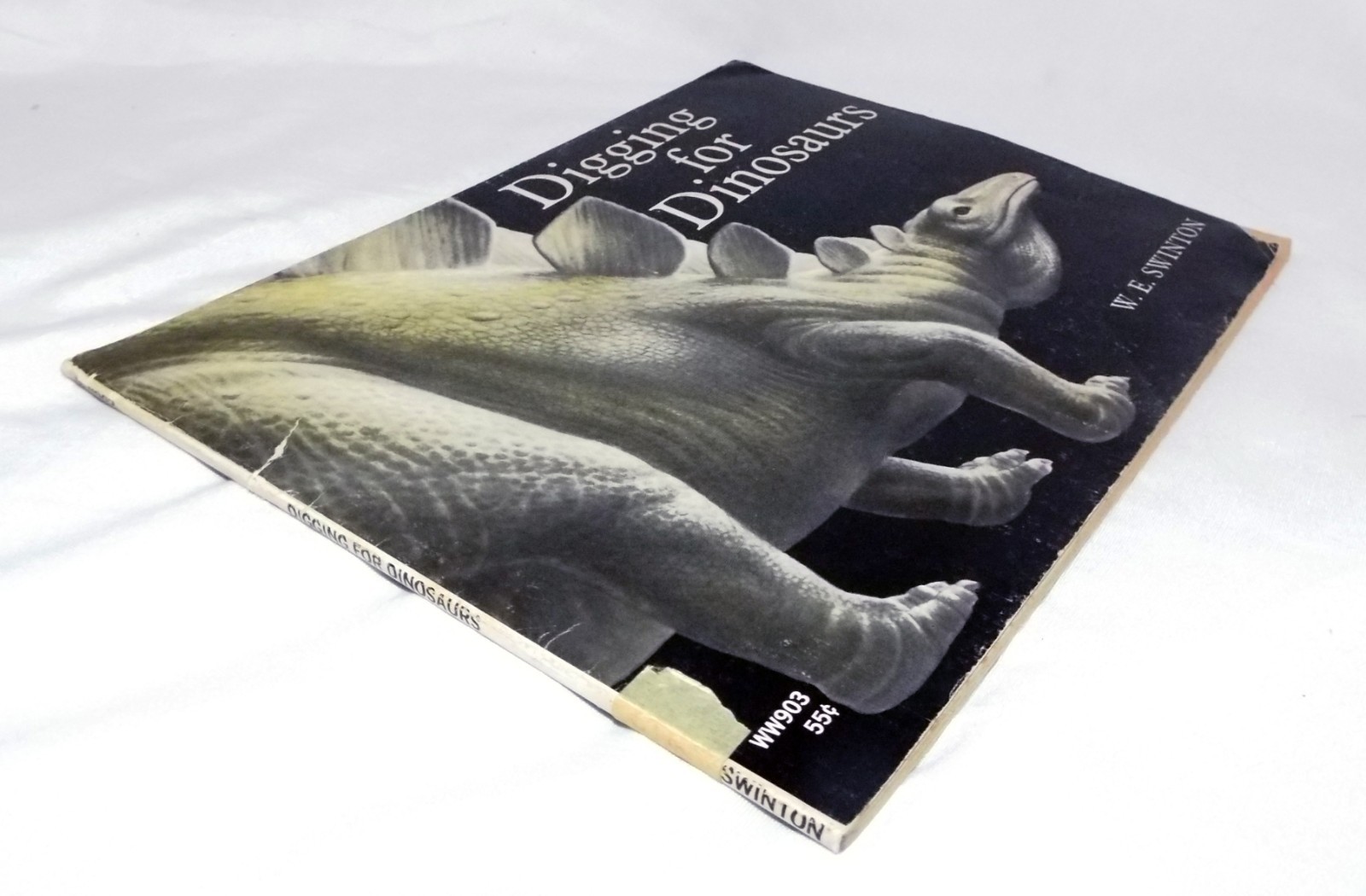Digging for Dinosaurs by W.E. Swinton 1st Printing September 1969