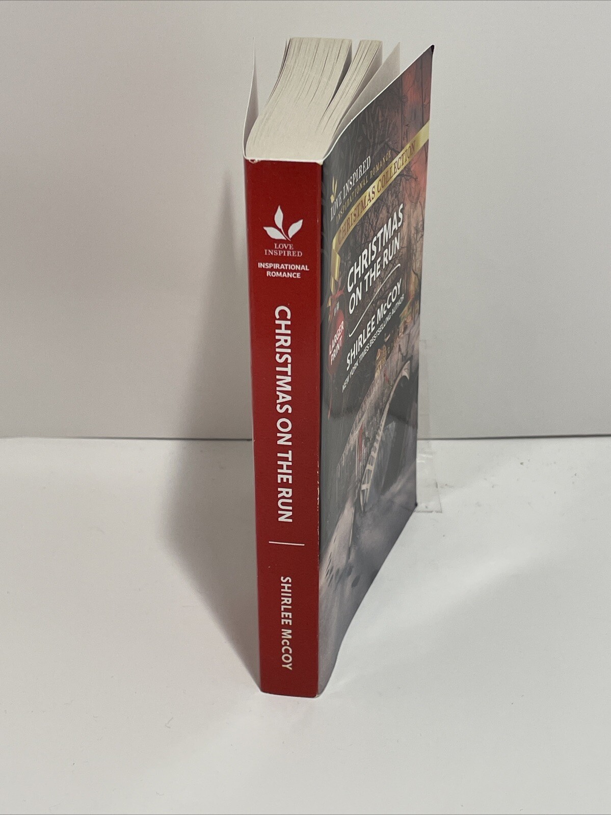 Christmas On The Run By Shirlee McCoy – LARGER PRINT
