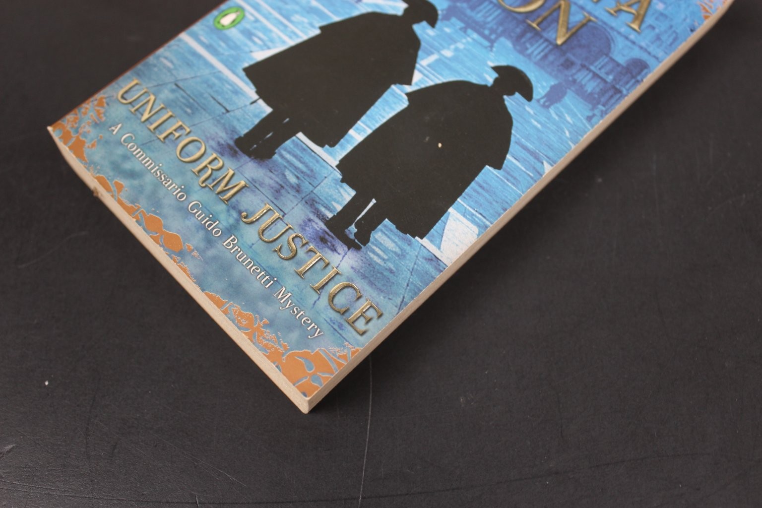 Uniform Justice Donna Leon 2004 Penguin Commissario Guido Brunetti Mystery Book