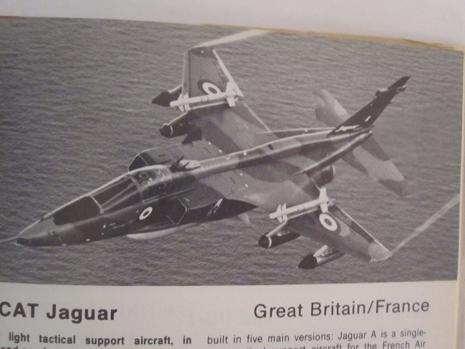 Military Aircraft of the World – 223 pages, BW Photos