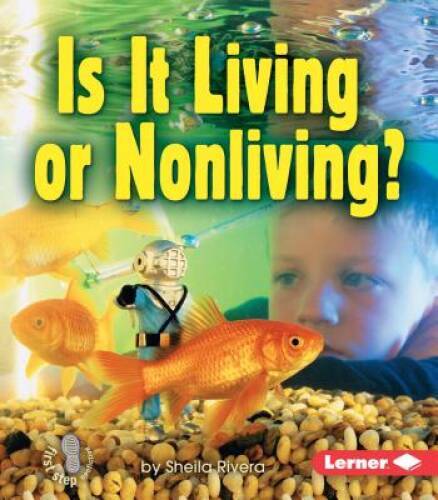Is It Living or Nonliving? (First Step Nonfiction (Paperback)) – GOOD