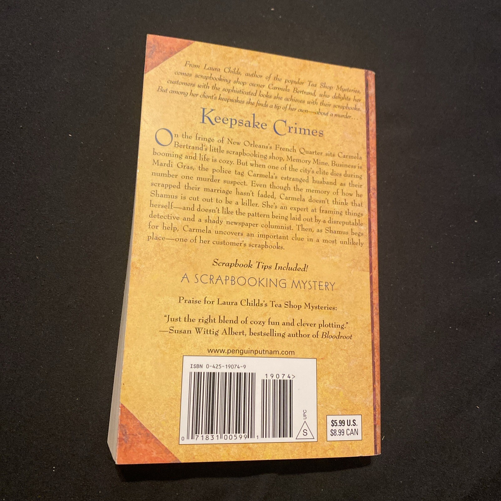 Keepsake Crimes (A Scrapbooking Mystery) By Laura Childs