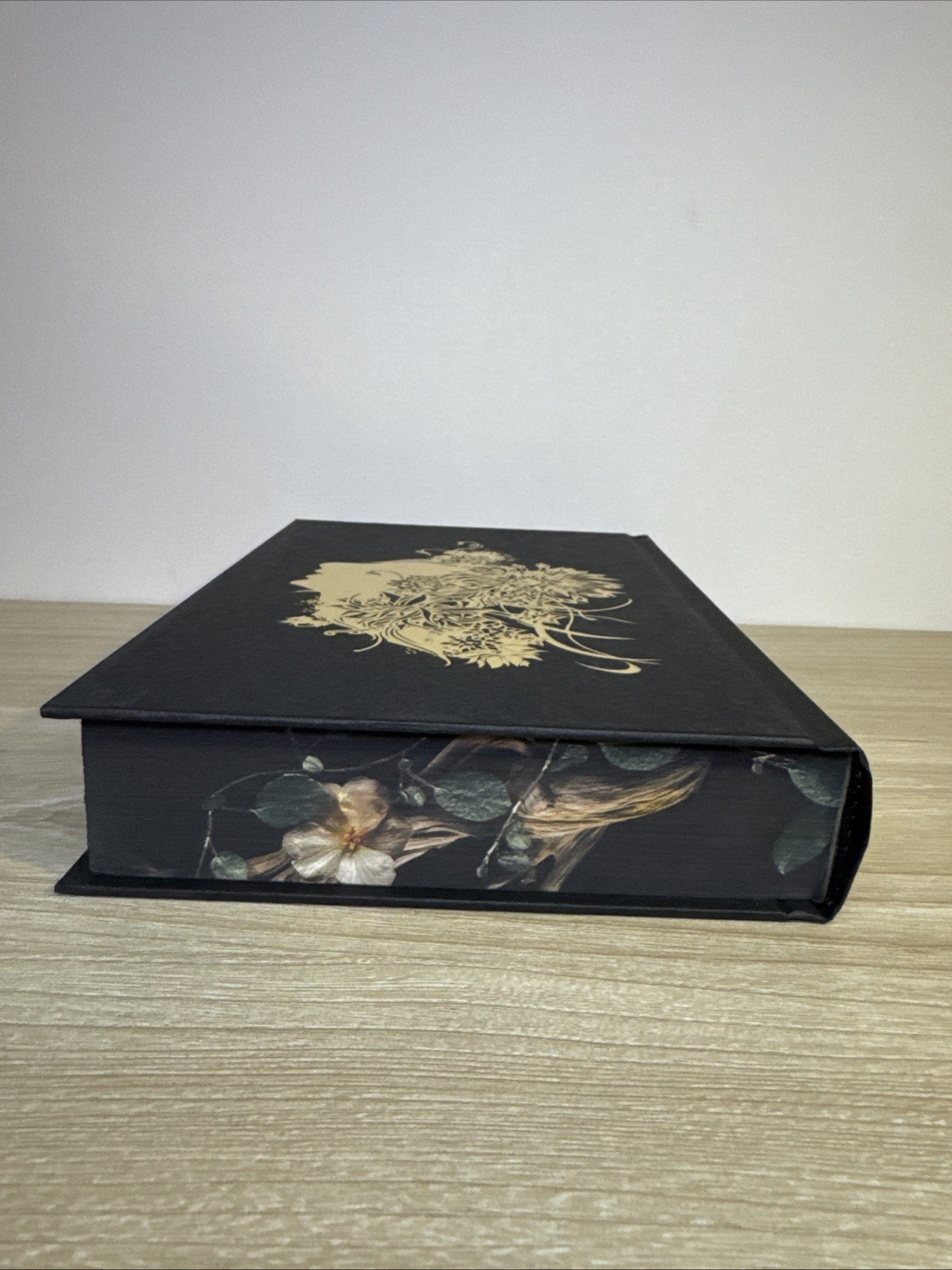 Shield of Sparrows Deluxe Special Ed. Devney Perry Sprayed Edges First Print 🔥
