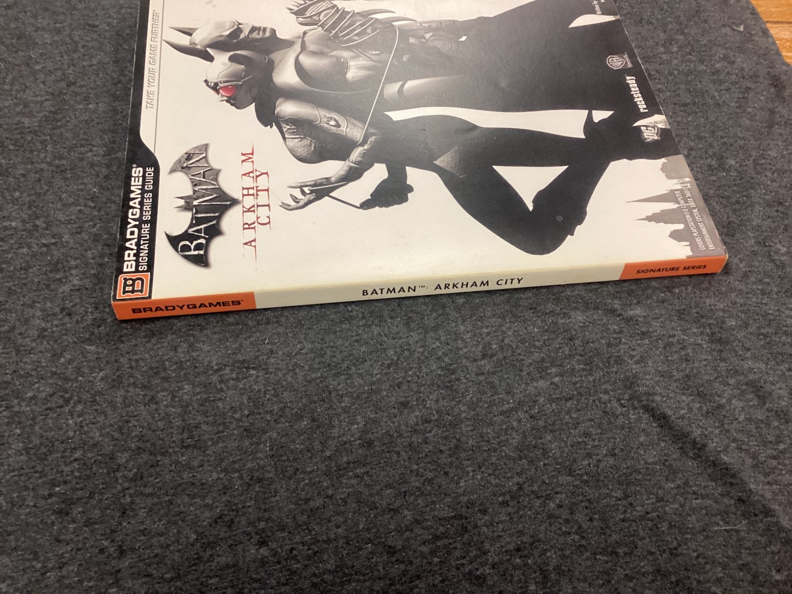Bradygames Batman Arkham City Game Guide Book Manual PS3 Xbox 360 PC Full Color