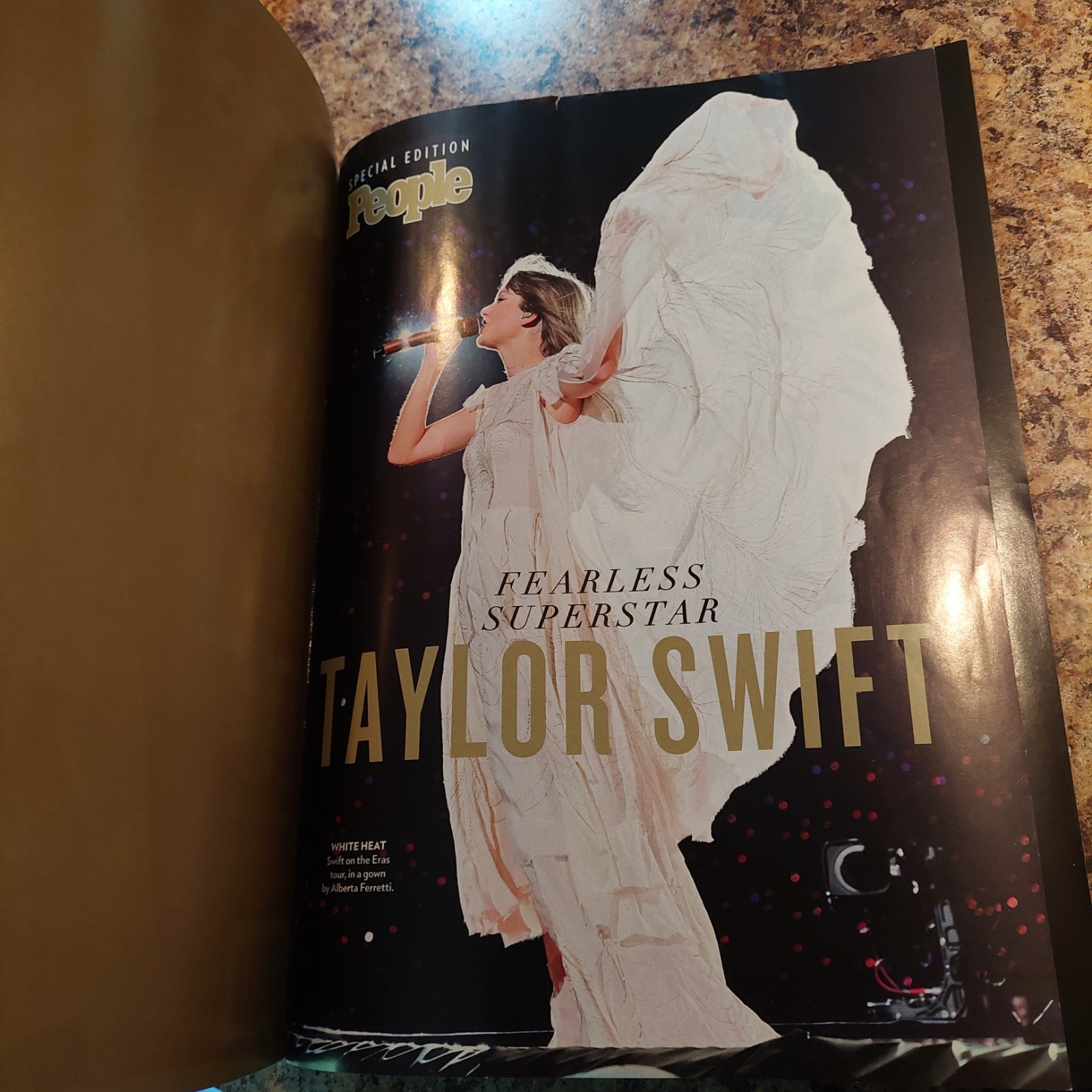 PEOPLE MAGAZINE – SPECIAL EDITION – TAYLOR SWIFT-BEYOND THE ERAS TOUR 200 PHOTOS