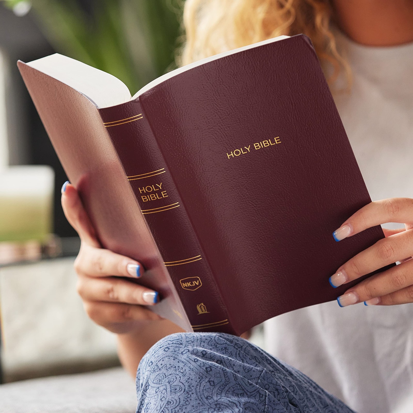 NKJV, Gift and Award Bible, Leather-Look, Burgundy, Red Letter, Comfort Print: