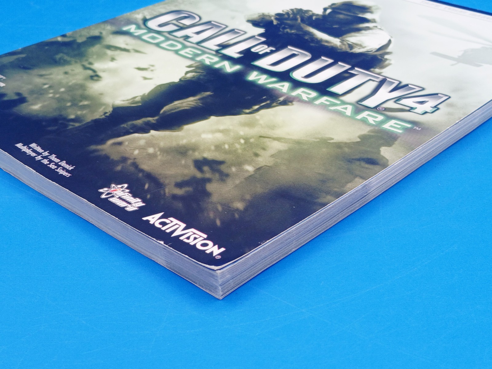 Call of Duty 4: Modern Warfare Official Strategy Guide – Paperback.