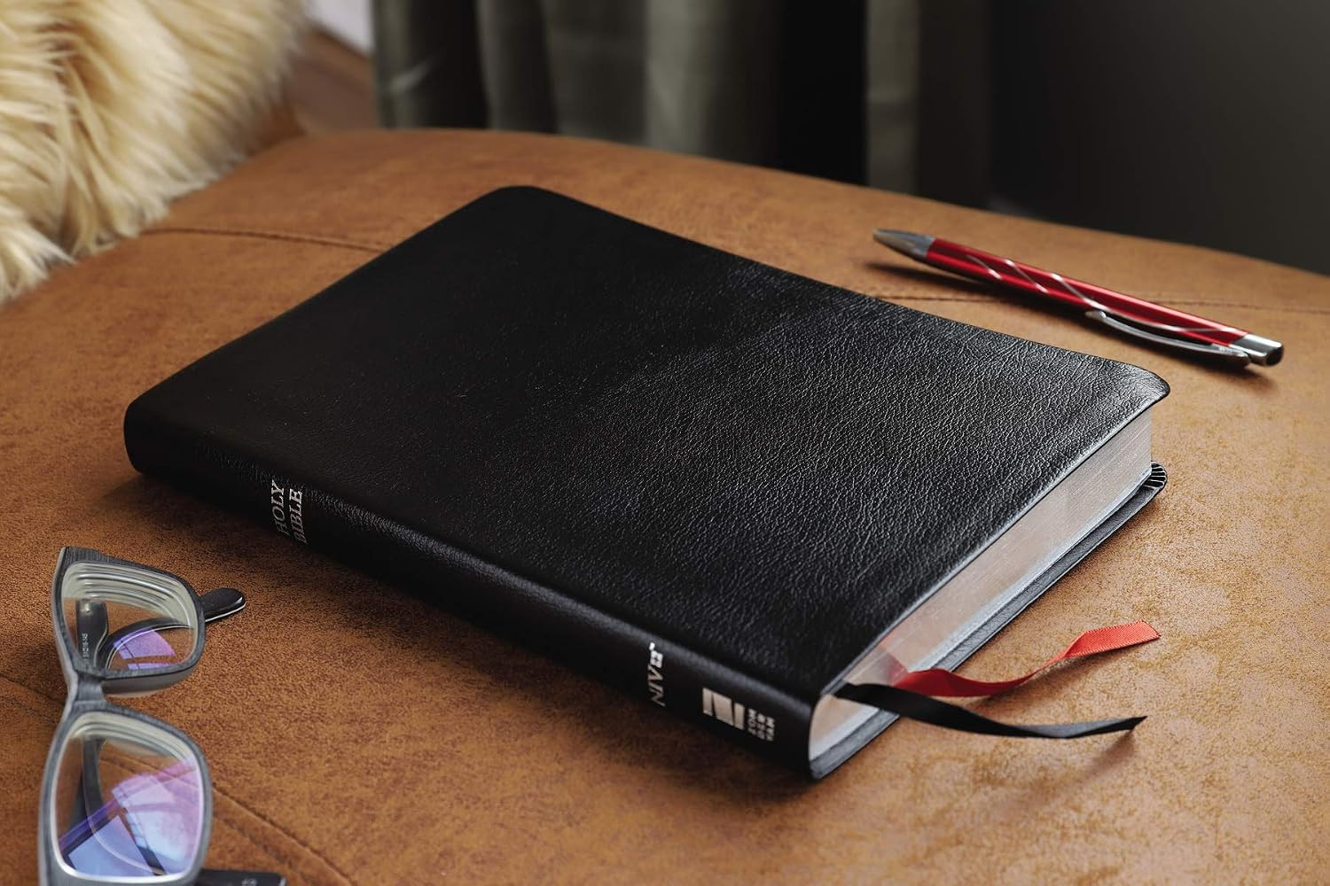 NIV, Thinline Bible, Large Print, Bonded Leather, Black, Red Letter, Comfort Pri