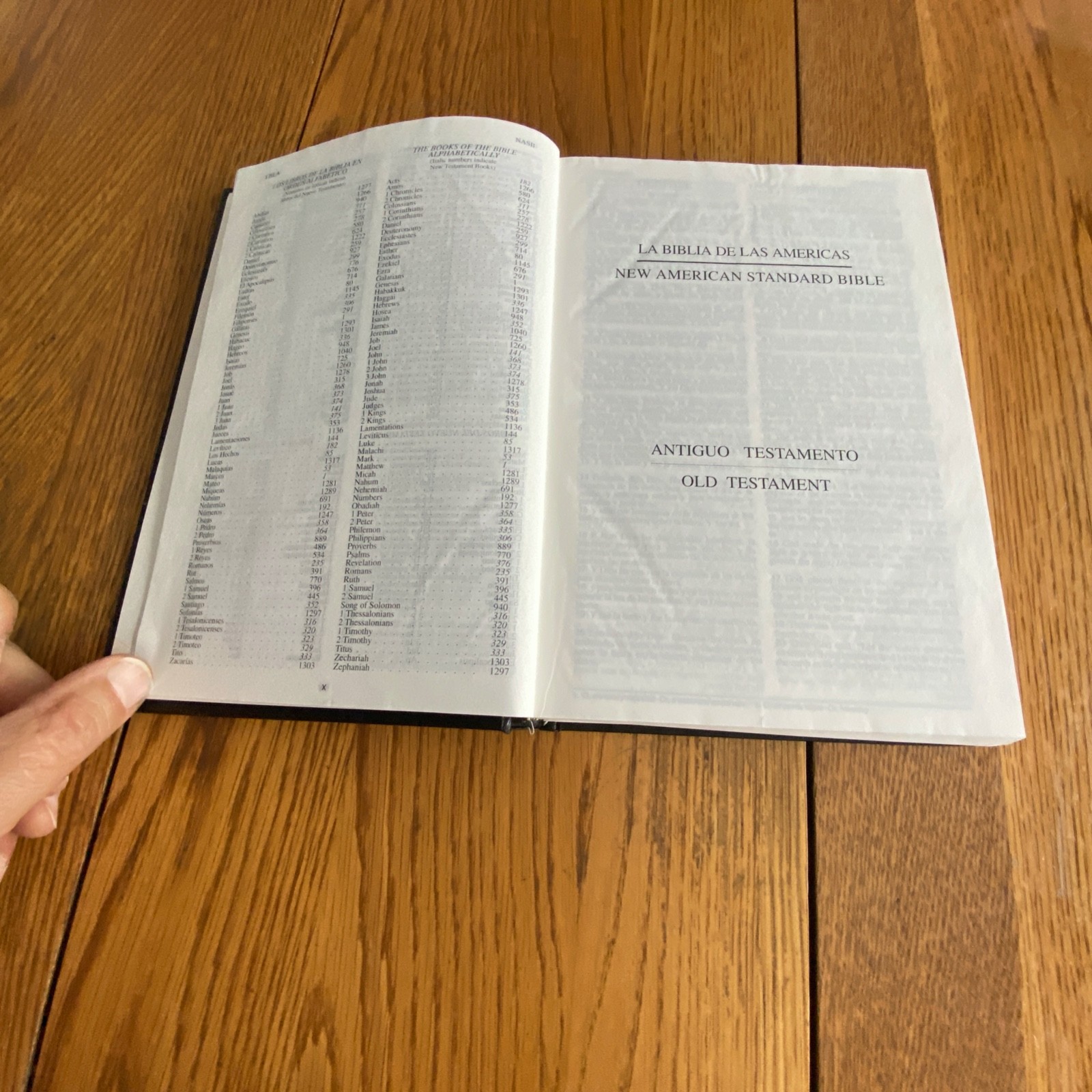 Santa Biblia Holy Bible NASB Updated Edition Bilingual Edition Hardcover Black