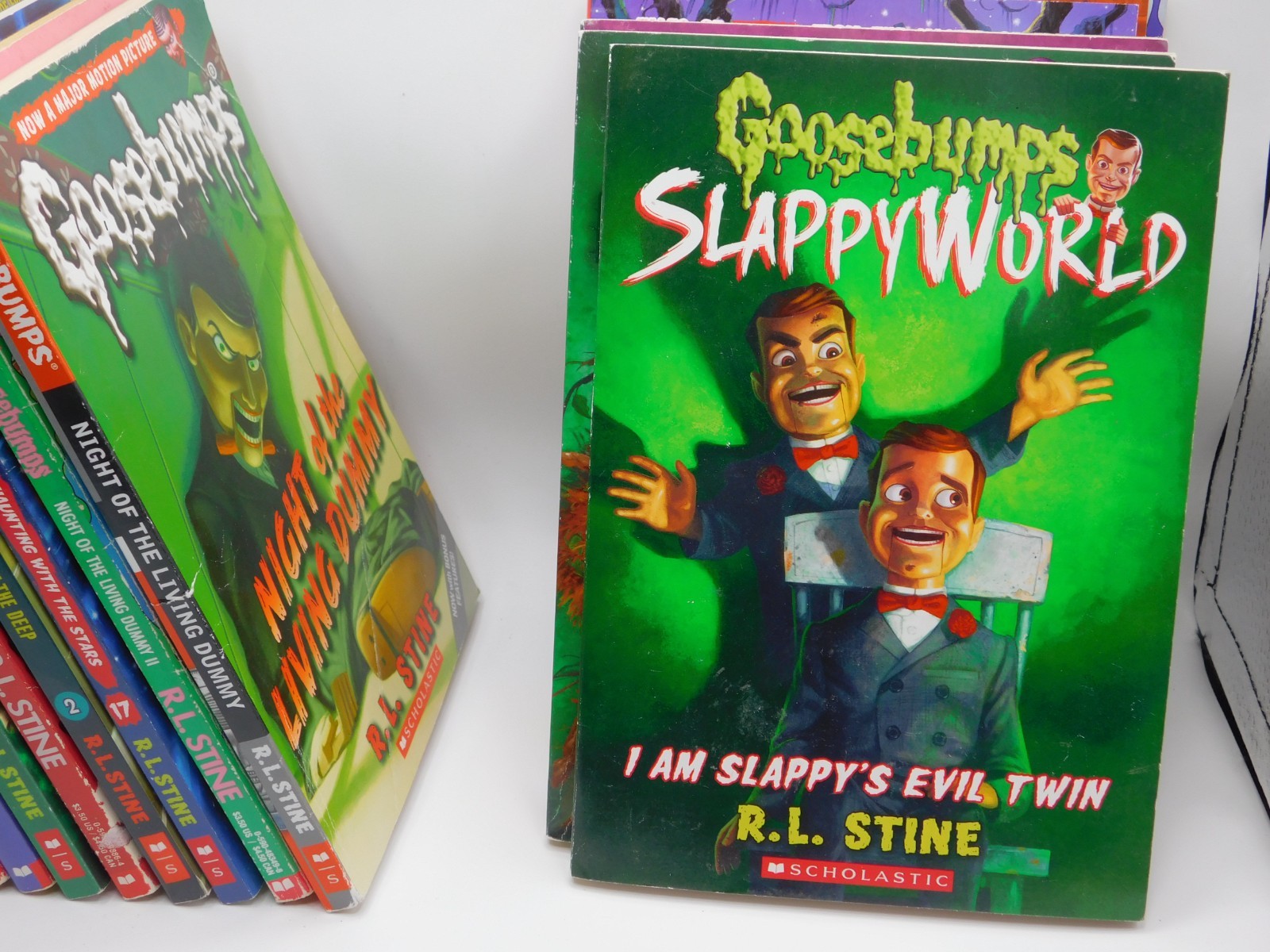 RL STINE LOT (16) Goosebumps Fear Street Just Beyond Graphic Novels (EF946)
