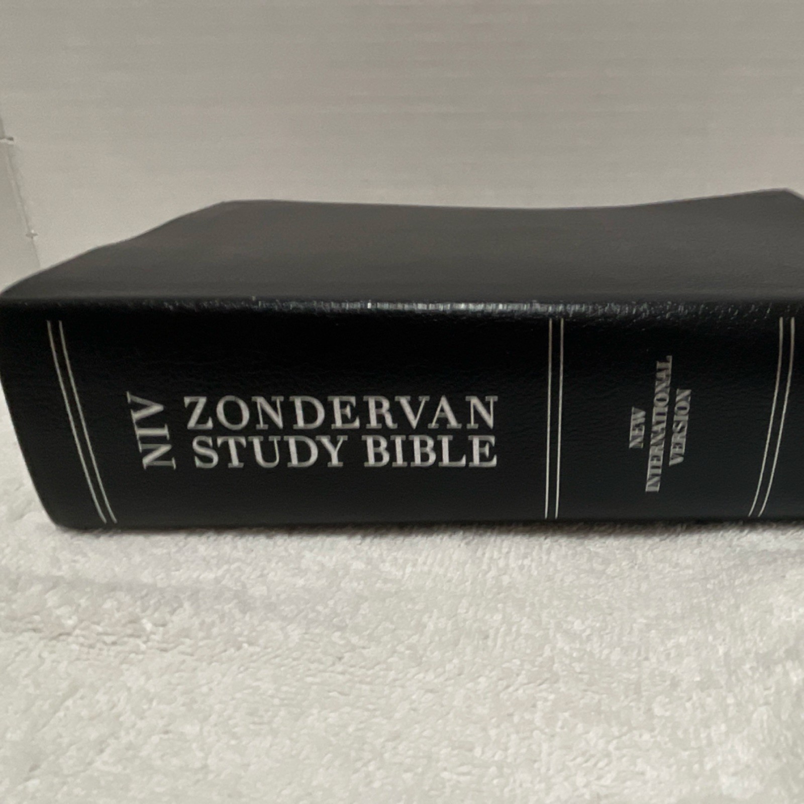 Zondervan NIV Study Bible New International Version Black Hardcover Illustrated