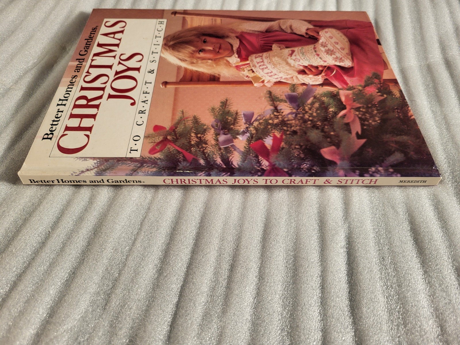 Better Homes and Gardens Christmas Joys to Craft and Stitch by Meredith Corp
