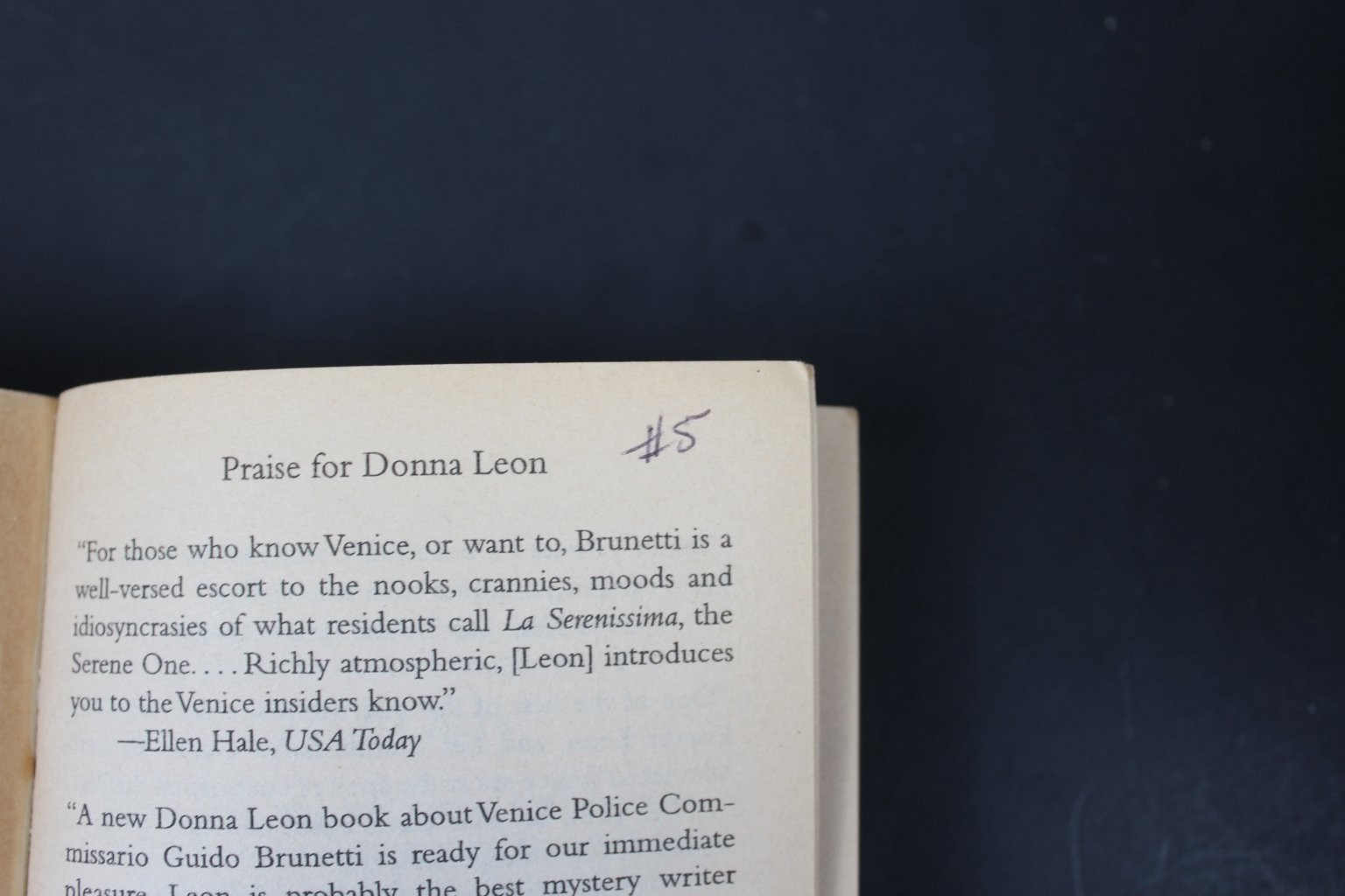 Acqua Alta Donna Leon 2004 Mystery Thriller Commissario Brunetti Penguin PV ~ VG