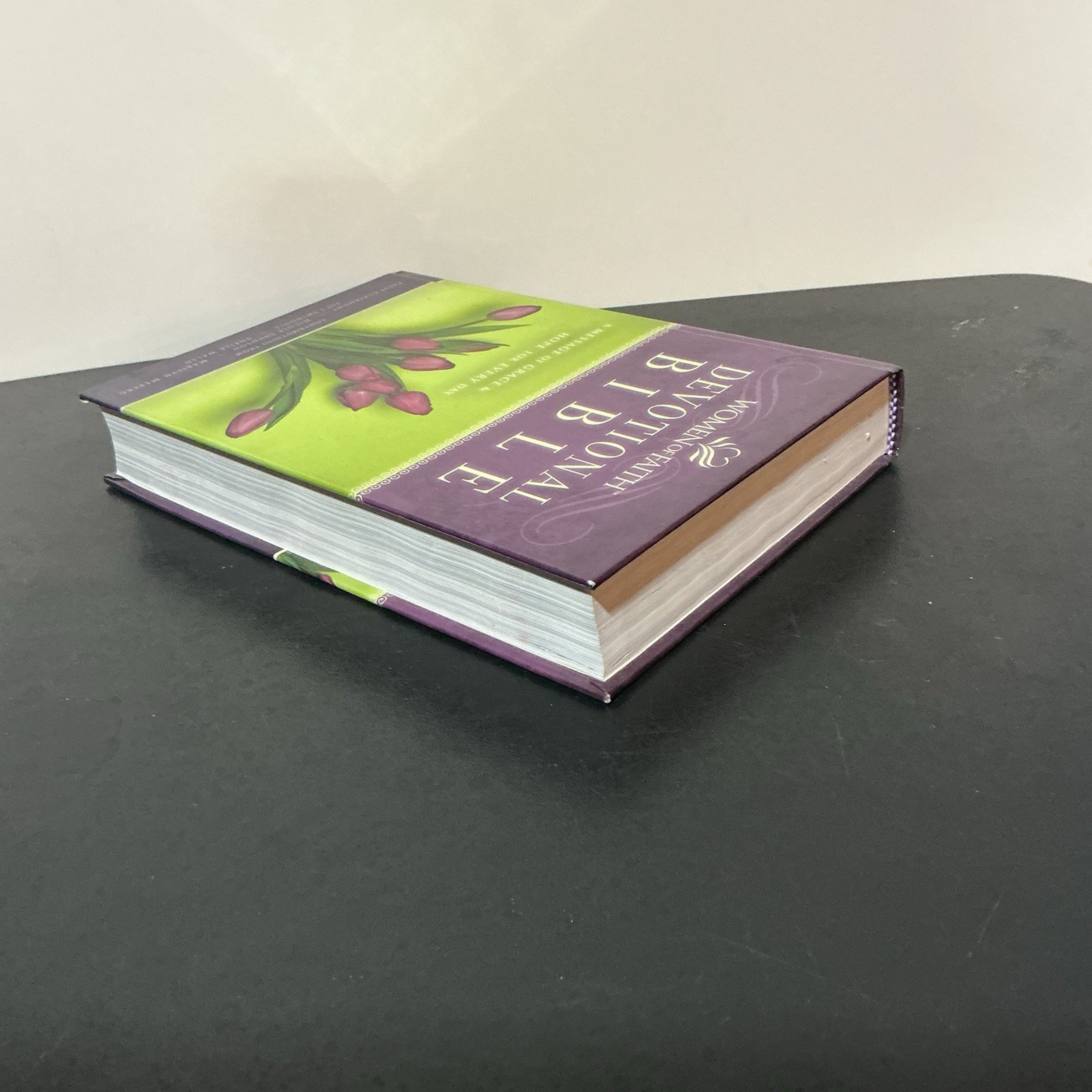 Women of Faith Devotional Bible : A Message of Grace and Hope for Every Day…