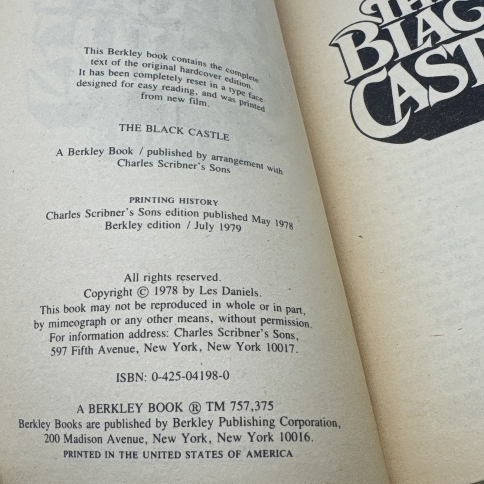 THE BLACK CASTLE BY LES DANIELS PB BOOK 1ST BERKLEY (1979)