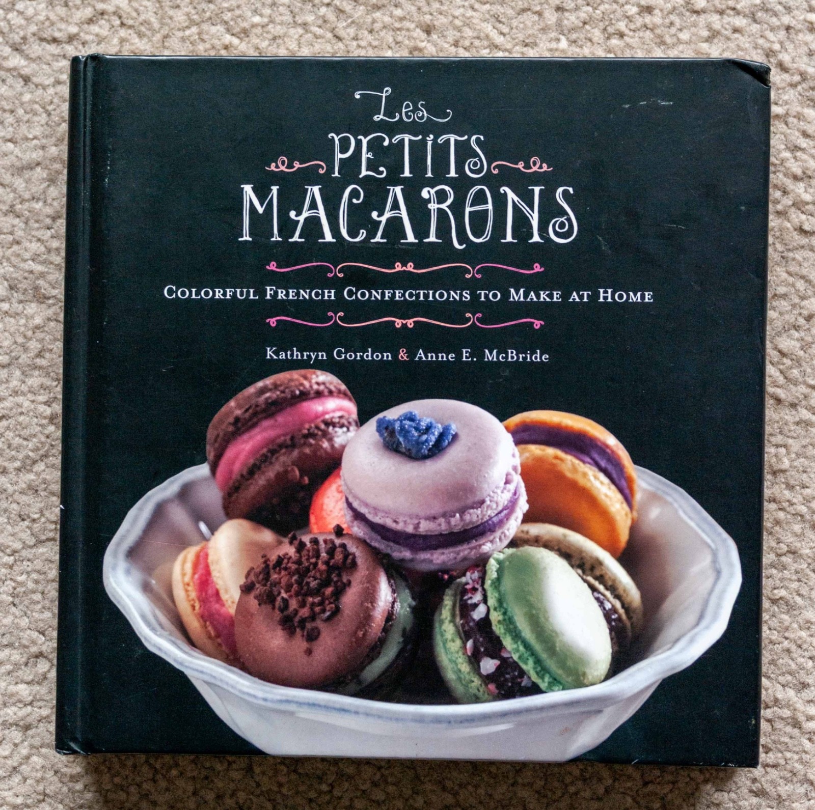 Les Petits Macarons: Colorful French Confections to Make at Home – HC, 270 pages