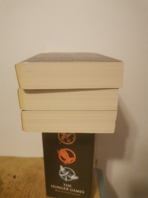Trilogy Boxed Set – Catching Fire – Mockingjay by Suzanne Collins (2013,…