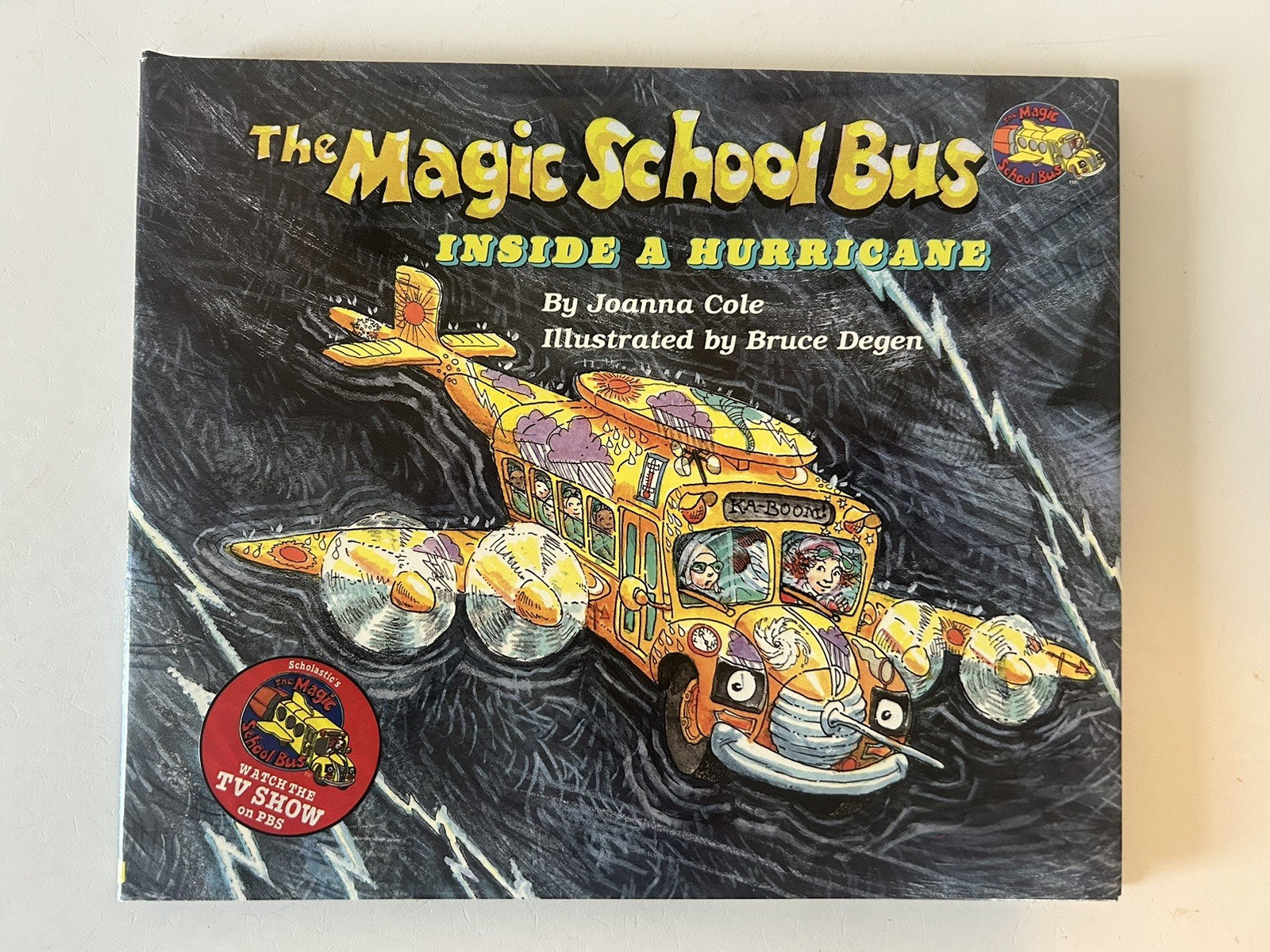 Lot of 9 Vintage Magic School Bus Books…5 Paperback…3 Hardcover…Extras…Stickers
