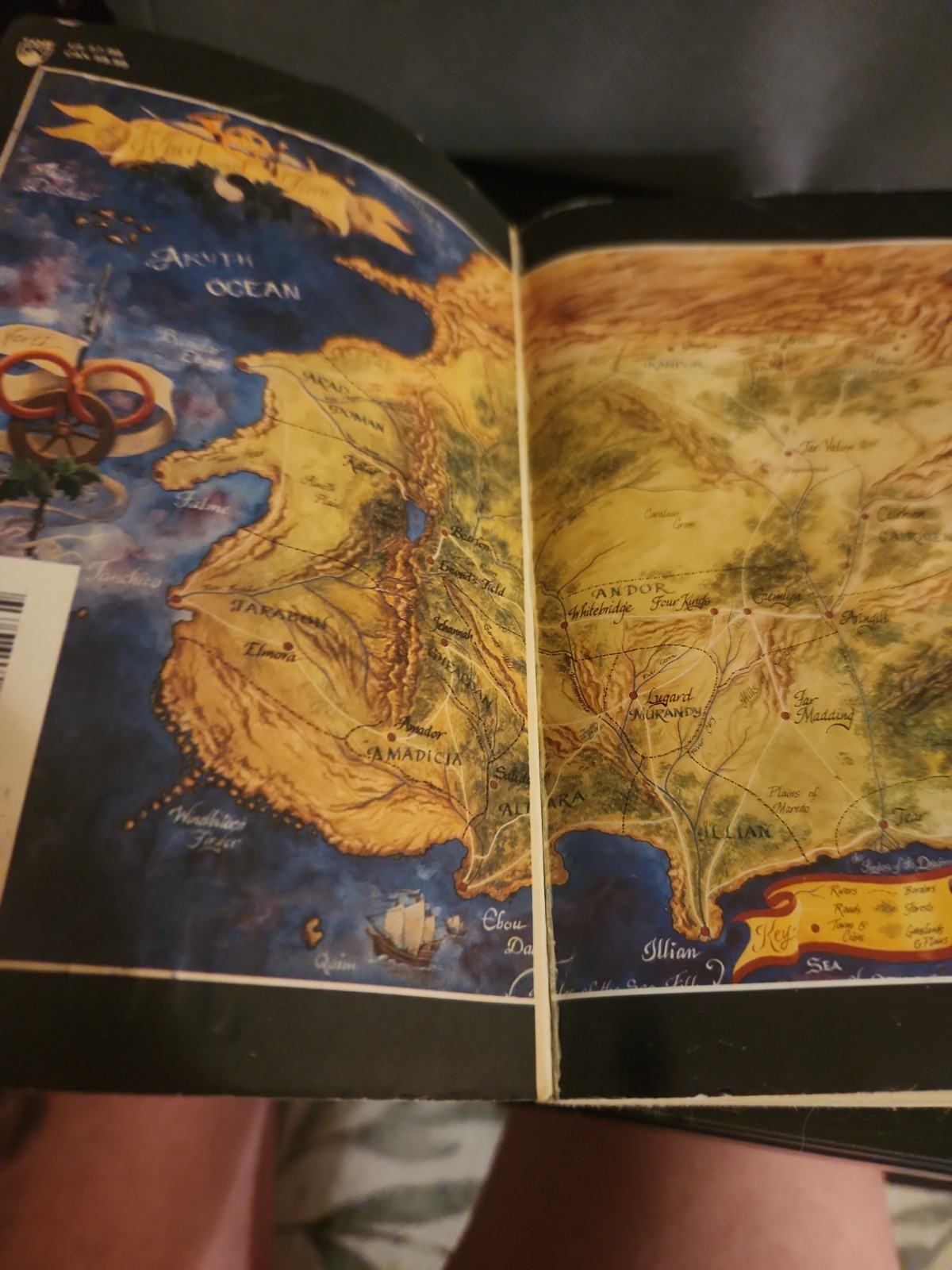 Path of Daggers Book 8 of ‘the Wheel of Time’ by Robert Jordan (1998 paperback)