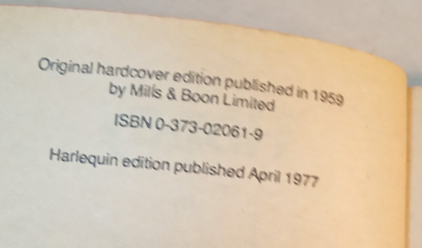 Vgt Harlequin Romance. (1977) “Honey” #2061. Mary Burcell. 164 Pages