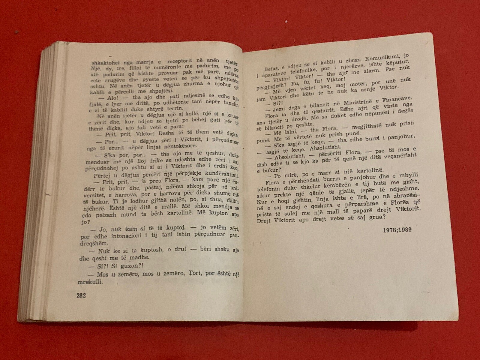 OLD ALBANIAN BOOK-NOVELE-DY KRONIKA PER NJE VRASJE-AGIM ISAKU-1991-283 pages