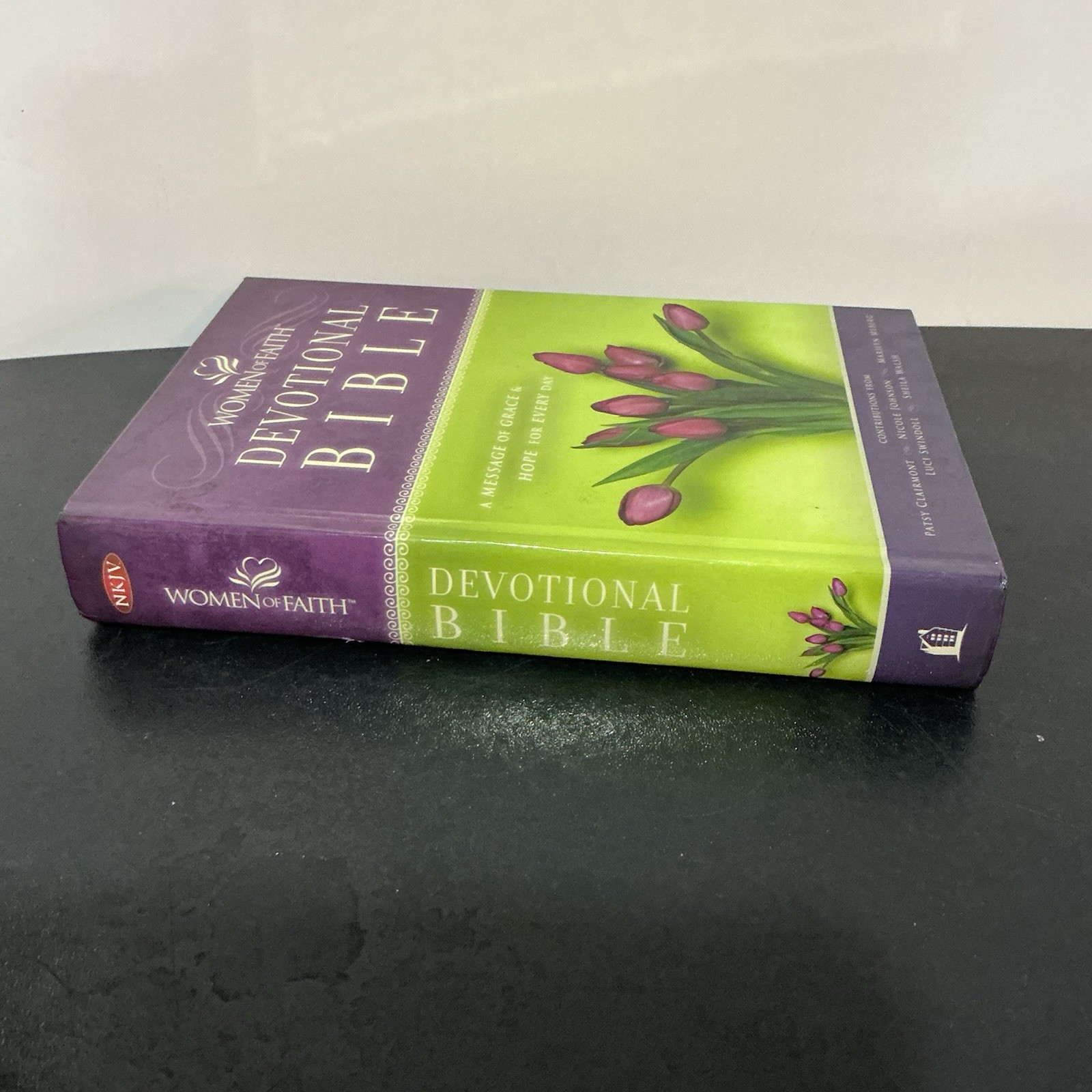 Women of Faith Devotional Bible : A Message of Grace and Hope for Every Day…