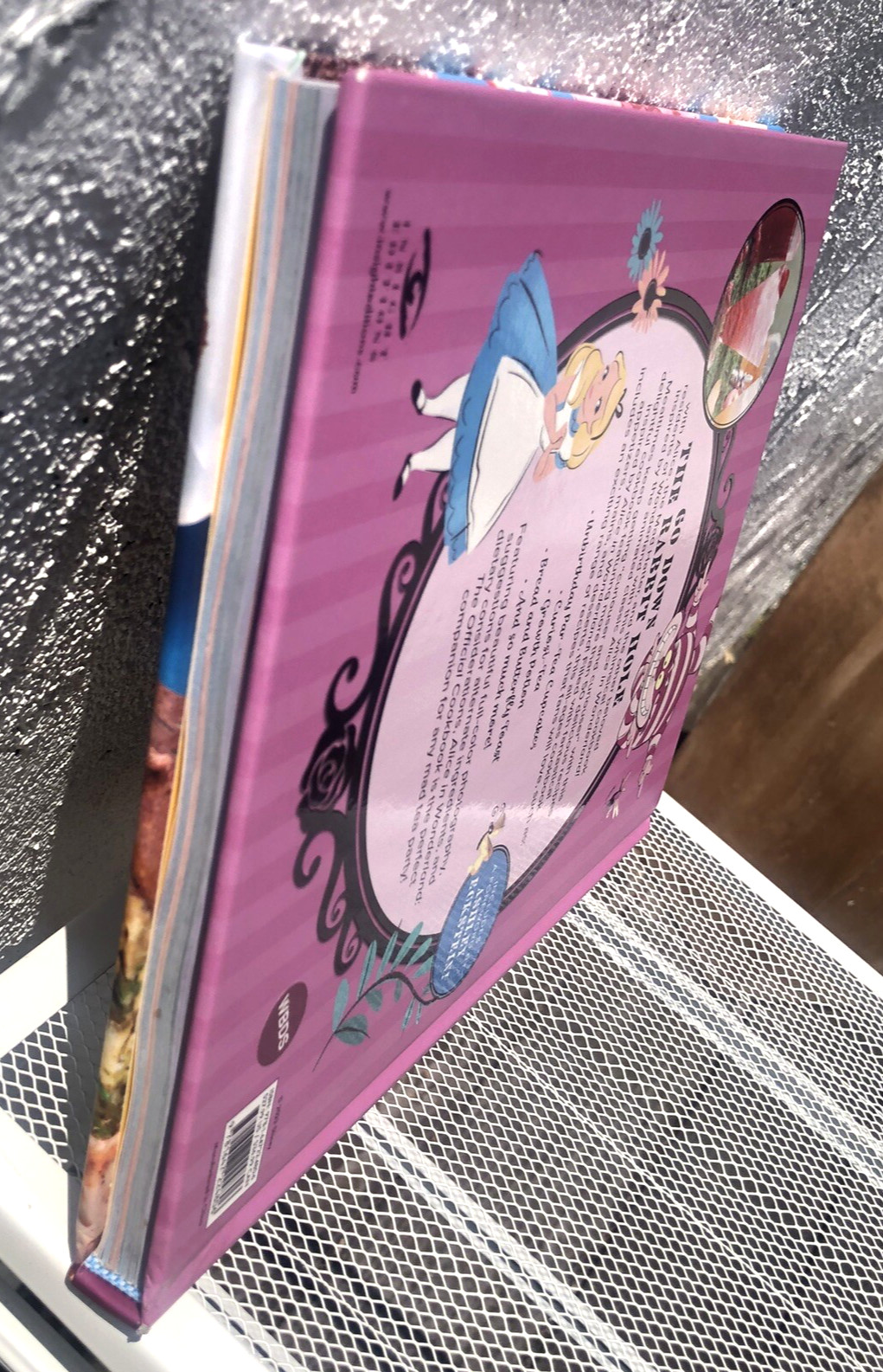 Alice in Wonderland The Official Cookbook Disney 50+ Topsy-Turvy Recipes Elena C