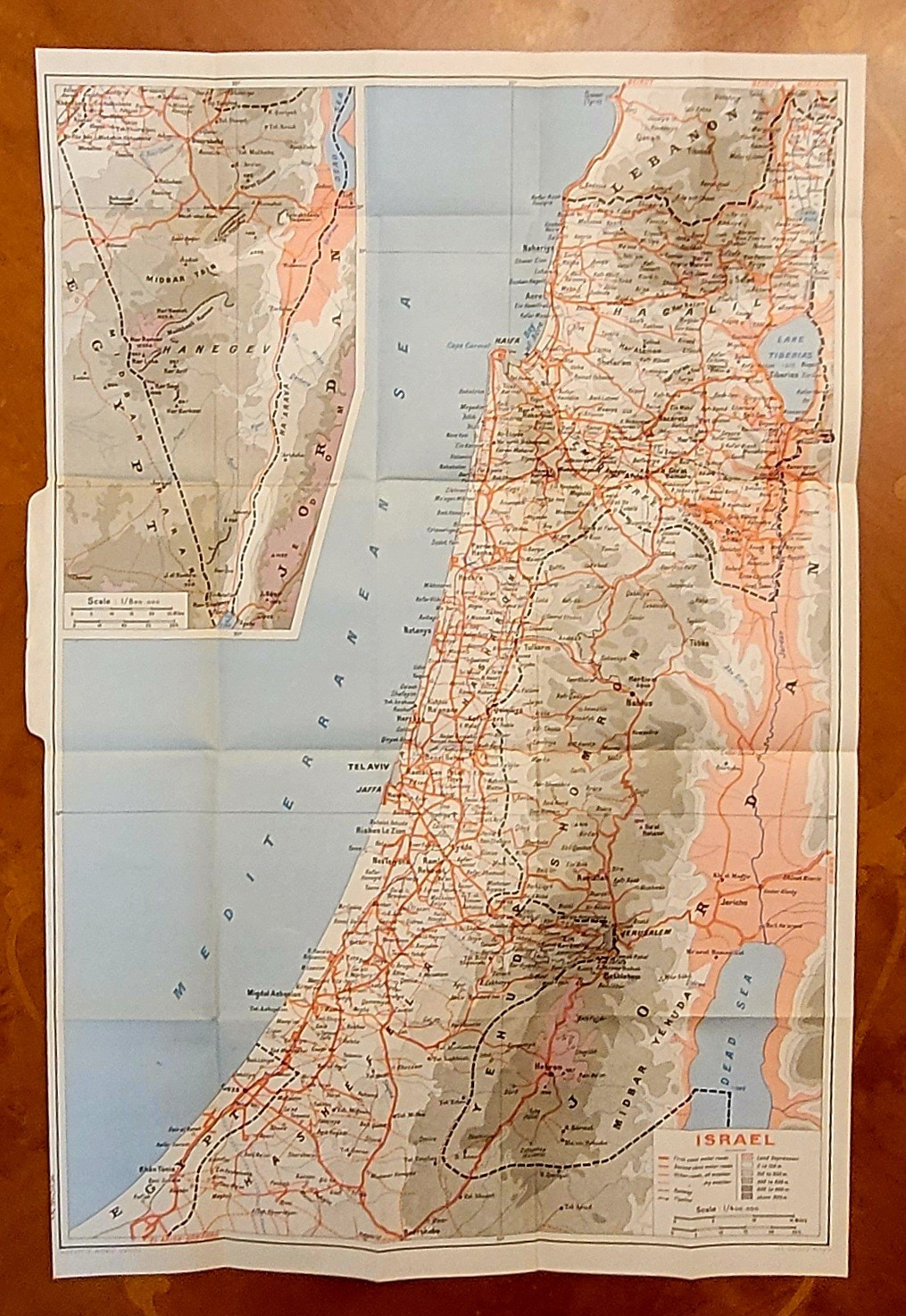 Hachette world guides- Israel, 1956, 456 pages with a map, very good condition.
