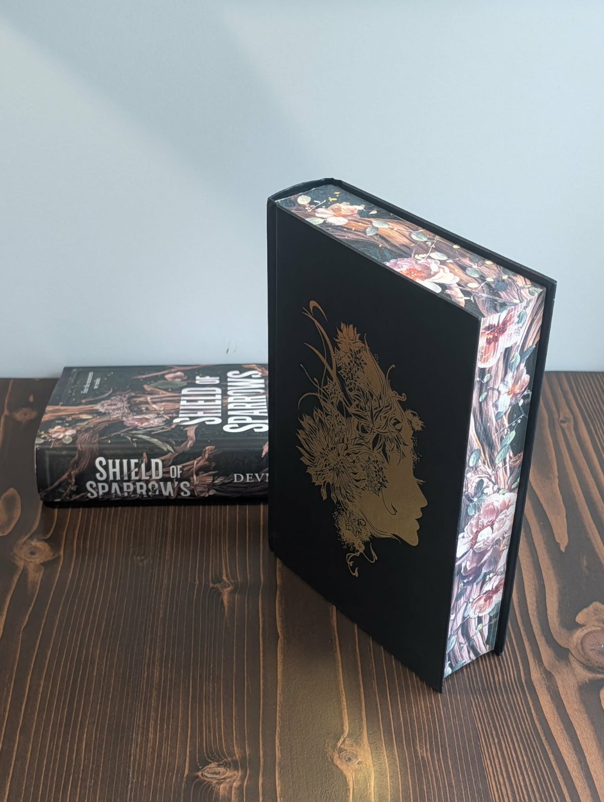 Shield of Sparrows Deluxe Special Ed. Devney Perry Sprayed Edges