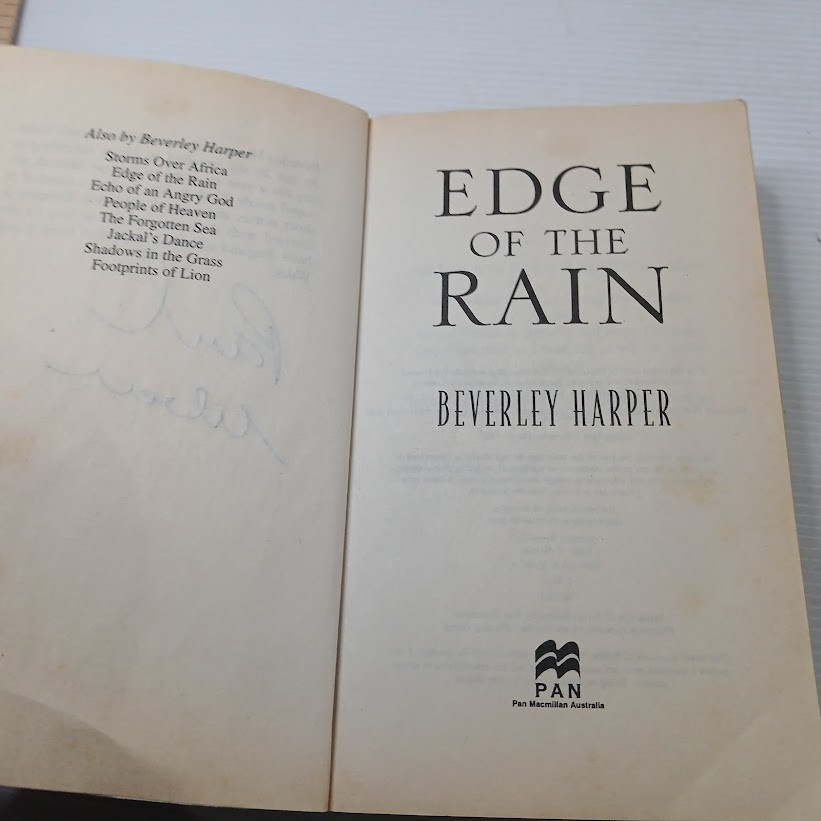 Edge of the rain – Beverley Harper – small paperbck